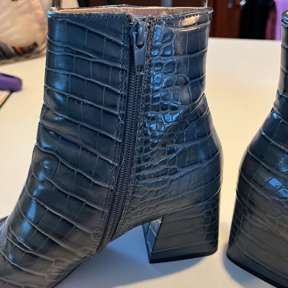 Steve Madden boots with heels Bluish gray alligator print Size 6.5 - Picture 3 of 9